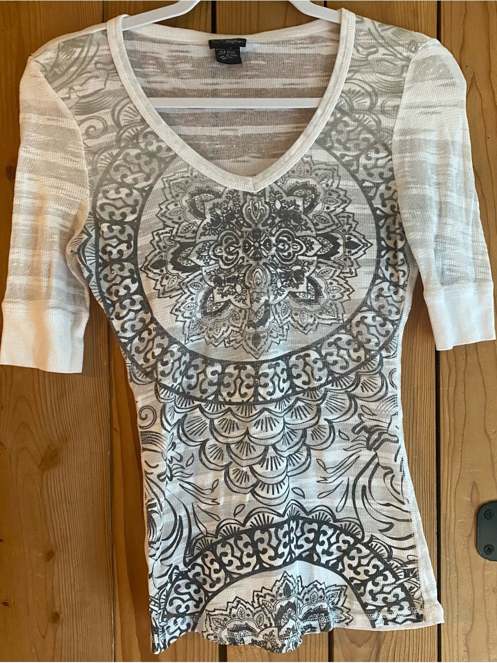Daytrip White and Gray V-Neck Short Sleeve Printed Tee